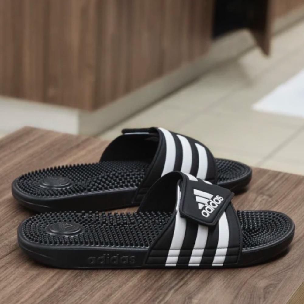 BNWOT-Adidas
Adilette Comfort Slides